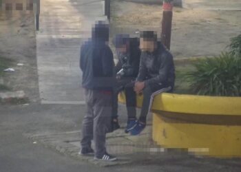 CÁMARAS DE SEGURIDAD CAPTARON EL MOMENTO EN EL QUE UN MENOR RECIBÍA UNA RÉPLICA DE ARMA DE FUEGO