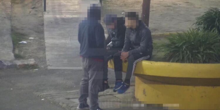 CÁMARAS DE SEGURIDAD CAPTARON EL MOMENTO EN EL QUE UN MENOR RECIBÍA UNA RÉPLICA DE ARMA DE FUEGO