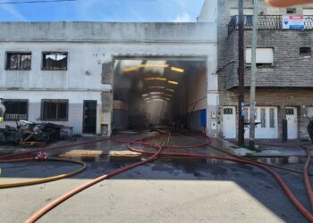 Un voraz incendio destruyó el depósito de una papelera en Lanús