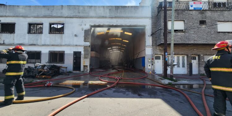 Un voraz incendio destruyó el depósito de una papelera en Lanús