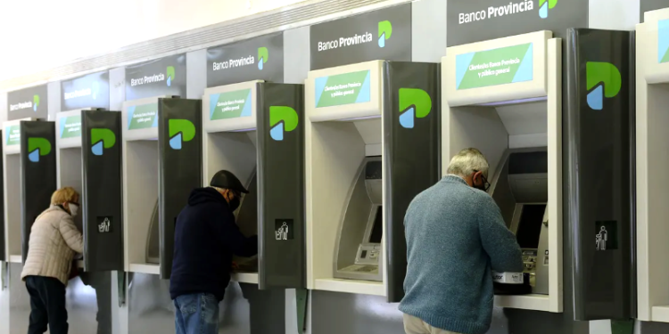 El Gobierno bonaerense otorgará un bono de 30 mil pesos a jubilados y pensionados