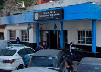 Insólito: Cinco detenidos se escaparon por la puerta principal de una comisaría de Lanús