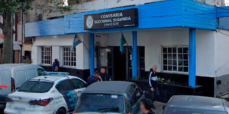 Insólito: Cinco detenidos se escaparon por la puerta principal de una comisaría de Lanús