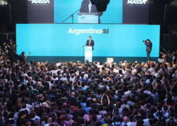 LUEGO DE UN TRIUNFO SORPRESIVO MASSA DIO UN DISCURSO MODERADO Y AFIRMÓ QUE “LA GRIETA SE MURIÓ”