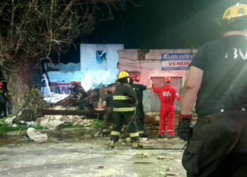 Rescatan a una mujer entre los escombros tras un derrumbe en Lanús
