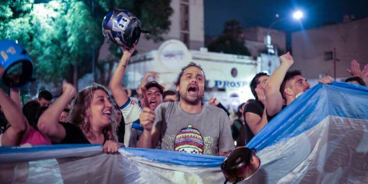 Tras los anuncios de Milei, comenzaron los cacerolazos en distintos puntos del país