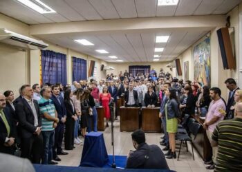 Con marcada presencia de la militancia peronista, juraron los concejales electos de Lanús