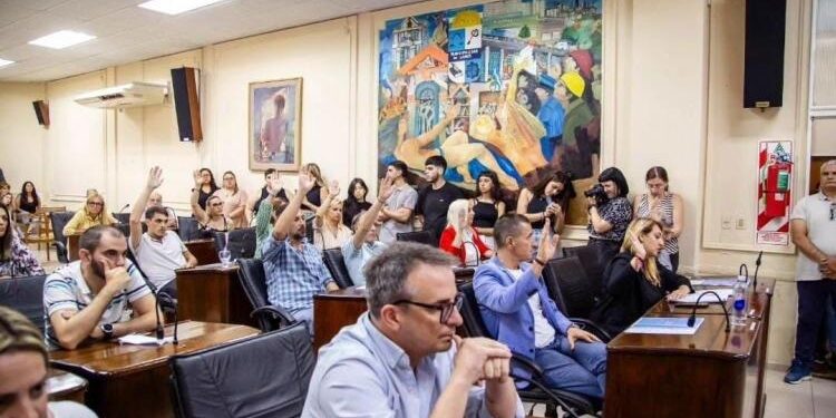 El bloque de Juntos por Lanús cruzó al Municipio por los despidos de municipales