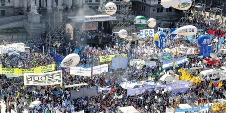 Con una huelga nacional, la oposición mide fuerzas e intenta frenar la Ley Ómnibus de Milei