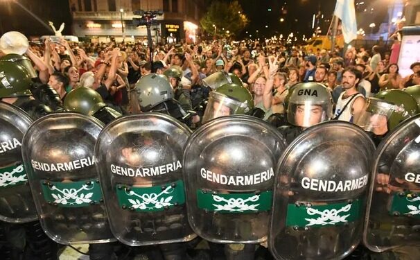 En medio de represión a manifestantes, avanza la votación de la Ley Ómnibus