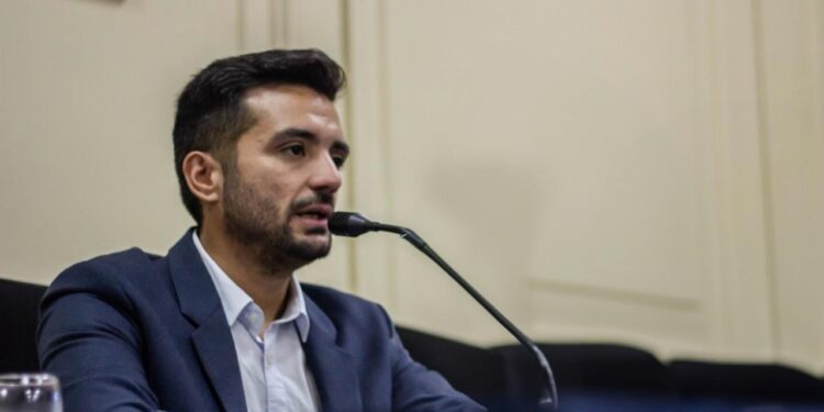 “Lanús hay un abordaje serio de la seguridad, no marketing como en el macrismo”