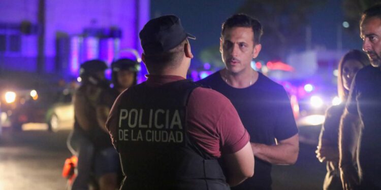 Guerra política: Julián Álvarez denunció a Diego Kravetz por un operativo policial en el ingreso de Lanús