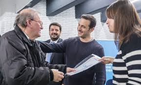 Julián Álvarez y el ministro Mena entregaron 105 escrituras sociales a vecinos y vecinas de Lanús