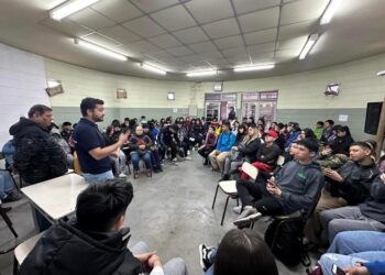 Agustín Balladares charlo con Estudiantes y Profesores  de la Escuela Técnica N°1