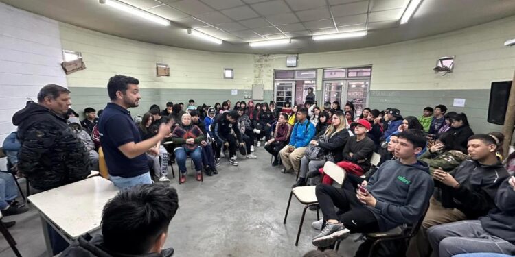 Agustín Balladares charlo con Estudiantes y Profesores de la Escuela Técnica N°1