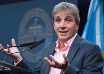 Durísimo cruce entre Caputo y el intendente de Lanús por el aumento de tasas a hipermercados