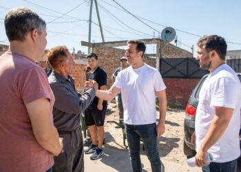 Julián Álvarez conversó con vecinas y vecinos de Los Ceibos sobre el programa Ordenadores Barriales