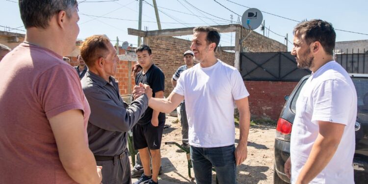 Julián Álvarez conversó con vecinas y vecinos de Los Ceibos sobre el programa Ordenadores Barriales