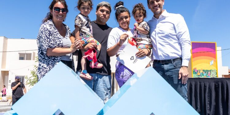 Lanús Gobierno comenzó la entrega de la Etapa 1 del Proyecto de Urbanización y Relocalización del B° ACUBA en Villa Caraza.