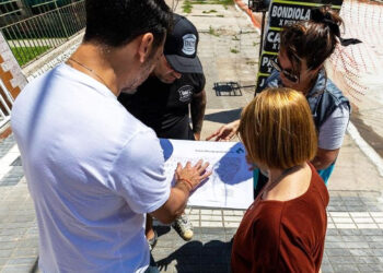 Julián Álvarez recorrió las obras de pavimentación en Monte Chingolo