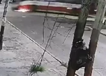 Lanús: Hacía maniobras con su moto y lo atropelló un colectivo
