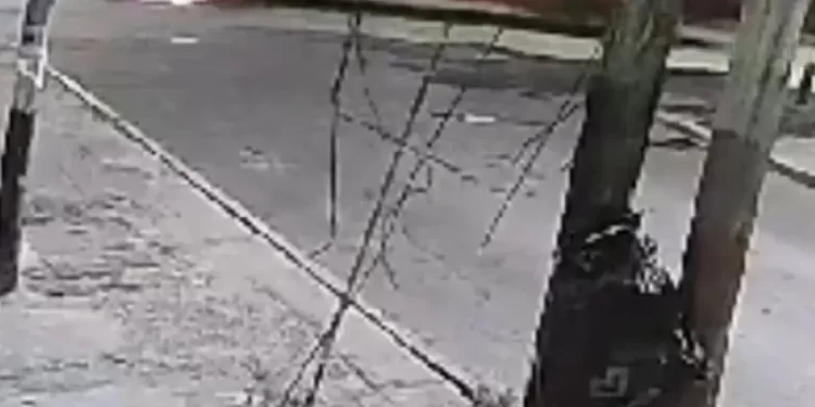 Lanús: Hacía maniobras con su moto y lo atropelló un colectivo