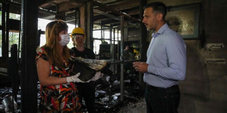Incendio en el Colegio Piedrabuena: Julián Álvarez recorrió la institución para relevar los daños y coordinar las acciones de reparación