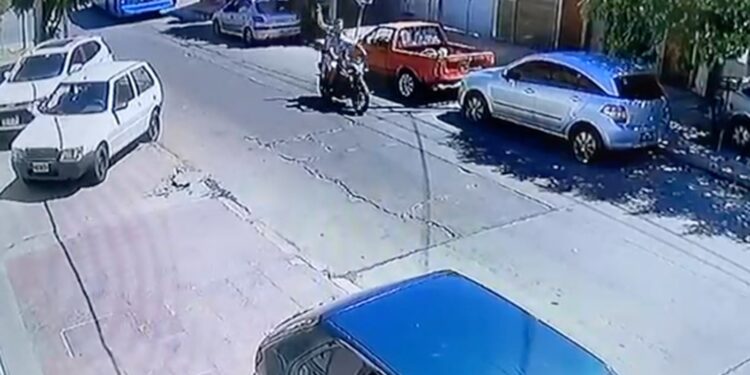 Un colectivero intentó evitar un robo, los delincuentes le dispararon y mataron a una pasajera