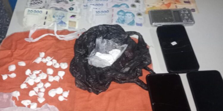 Lanús: Detuvieron a un dominicano cuando distribuía cocaína en un auto