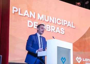 Julián Álvarez afirmó que Lanús tendrá más de 360 cuadras pavimentadas y más de 1000 intervenciones de bacheo hacia mitad de año