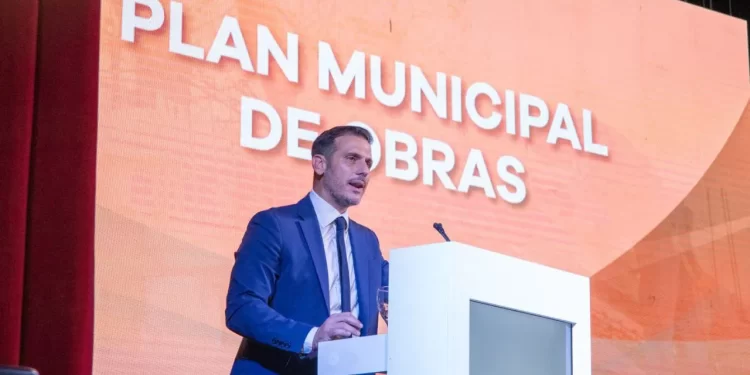 Julián Álvarez afirmó que Lanús tendrá más de 360 cuadras pavimentadas y más de 1000 intervenciones de bacheo hacia mitad de año