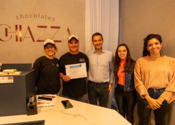 Julián Álvarez entregó el certificado de habilitación comercial a la chocolatería Chiazza