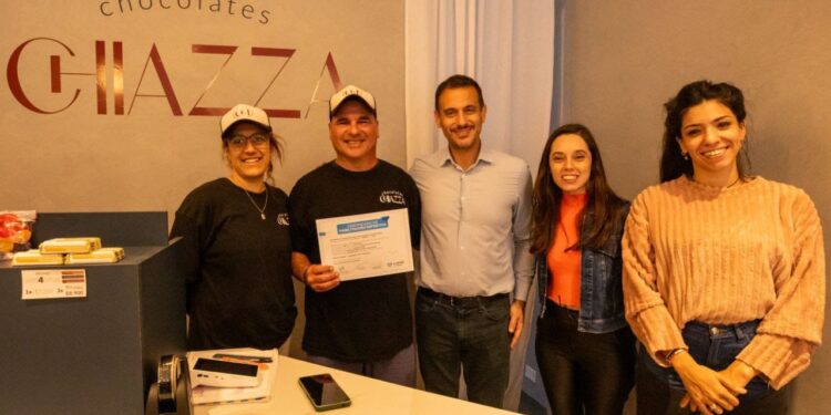 Julián Álvarez entregó el certificado de habilitación comercial a la chocolatería Chiazza