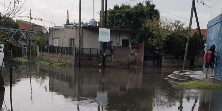 Alerta roja por tormentas en el AMBA: Calles anegadas y fuertes lluvias en la región