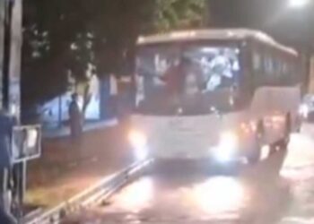 Temporal e inundaciones: Alumnos de un colegio de Lanús estuvieron horas varados en la Ruta 9
