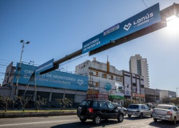 Lanús Gobierno instaló el primer pórtico de la ciudad con cámaras lectoras de patente