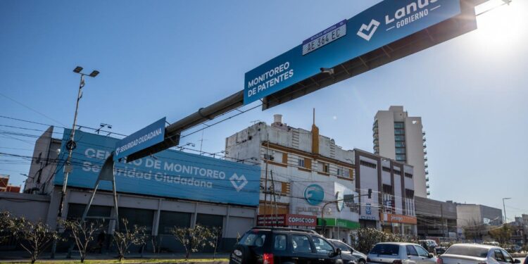 Lanús Gobierno instaló el primer pórtico de la ciudad con cámaras lectoras de patente
