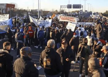 Trabajadores de La Salada cortaron Puente La Noria y hubo incidentes con la Policía
