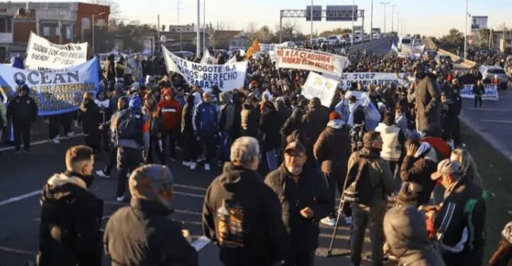 Trabajadores de La Salada cortaron Puente La Noria y hubo incidentes con la Policía