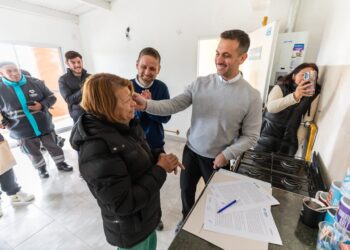 Julián Álvarez y Leandro Decuzzi entregaron las primeras seis viviendas en el Barrio Néstor Kirchner