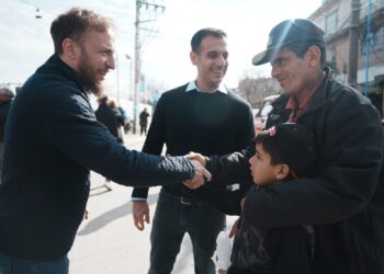 Otermín y Julián Álvarez recorrieron obras un operativo de salud en el límite entre Lomas y Lanús