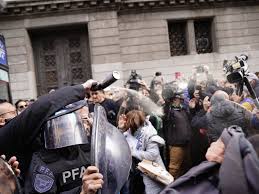 Megaoperativo contra jubilados en el Congreso: marcha, incidentes y represión en rechazo al veto de Milei