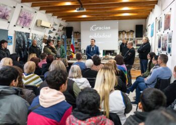 Julián Álvarez y Leandro Decuzzi visitaron el Museo de Malvinas junto a alumnos y alumnas de la EPA Nº712 y de la E.E.S. N°2