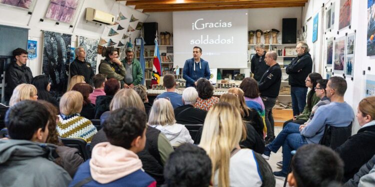 Julián Álvarez y Leandro Decuzzi visitaron el Museo de Malvinas junto a alumnos y alumnas de la EPA Nº712 y de la E.E.S. N°2