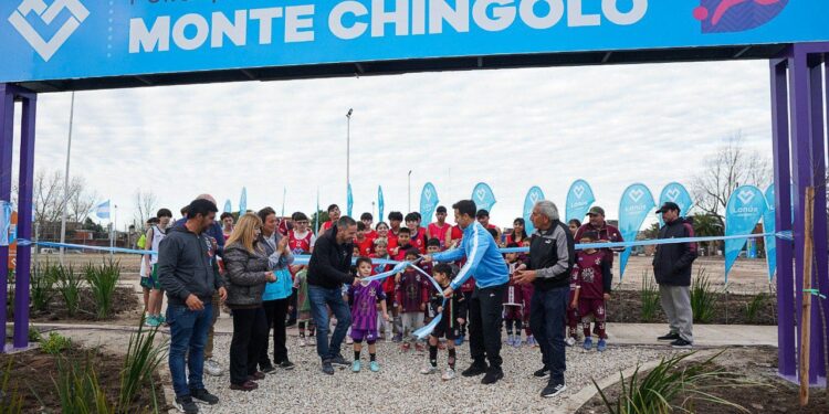 Julián Álvarez y Leandro Decuzzi inauguraron el nuevo Polideportivo Municipal Monte Chingolo