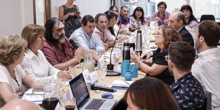 Docentes analizan el aumento salarial del 5% propuesto por Kicillof