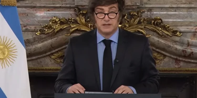 La foto lo dice todo más que el discurso: Milei aferrado al equilibrio fiscal y con épica agotada