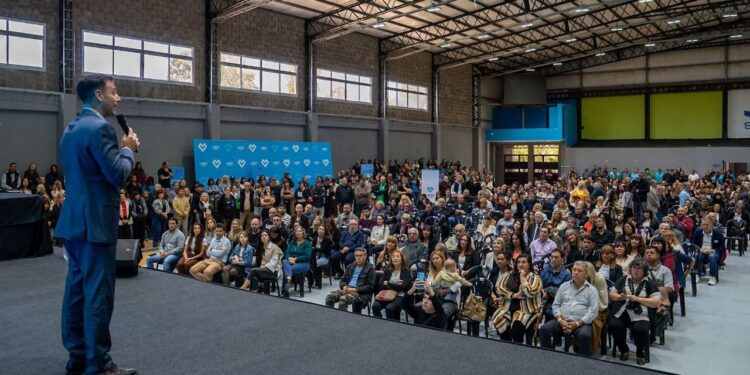 JULIÁN ÁLVAREZ DISTINGUIÓ A MÁS DE 200 TRABAJADORES Y TRABAJADORAS MUNICIPALES DE LANÚS POR SU TRAYECTORIA