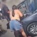 Lanús: Así Desmantelan un auto robado y abandonado en la calle, con ayuda de sus hijos