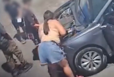 Lanús: Así Desmantelan un auto robado y abandonado en la calle, con ayuda de sus hijos